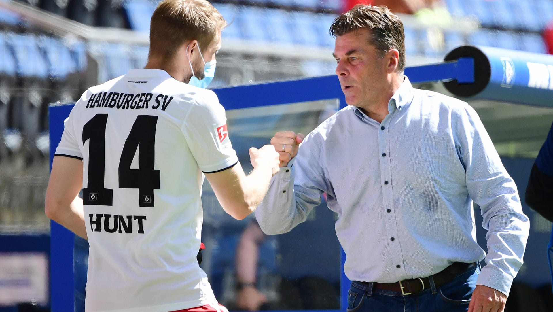 Aaron Hunt (li.) mit Trainer Dieter Hecking: Der Ex-Nationalspieler bleibt bis mindestens 2021 beim HSV.