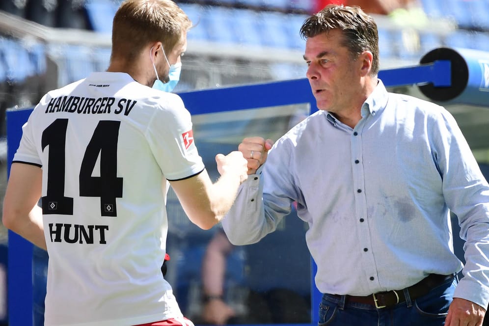 Aaron Hunt (li.) mit Trainer Dieter Hecking: Der Ex-Nationalspieler bleibt bis mindestens 2021 beim HSV.