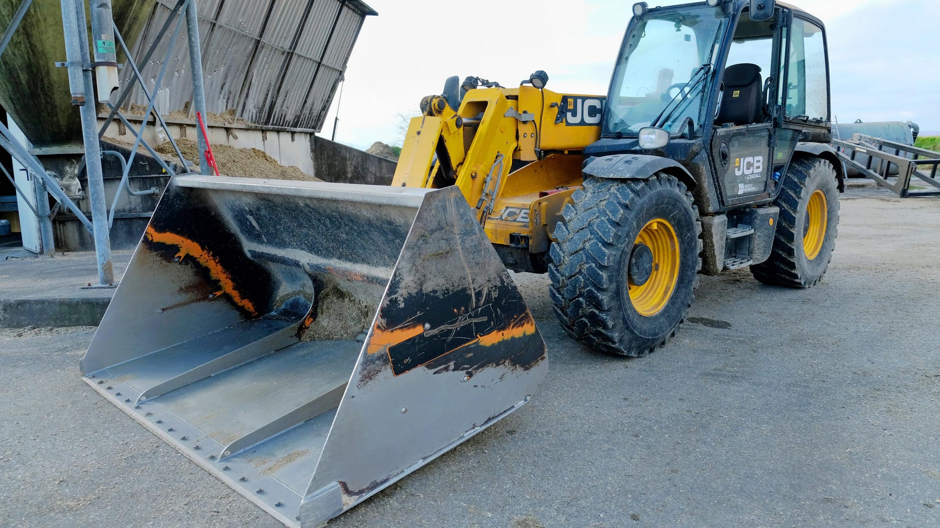 Radlader (Symbolfoto): Bei einem Unfall auf einem Bauernhof ist ein kleiner Junge ums Leben gekommen. Radlader (Symbolfoto): Bei einem Unfall auf einem Bauernhof ist ein kleiner Junge ums Leben gekommen.