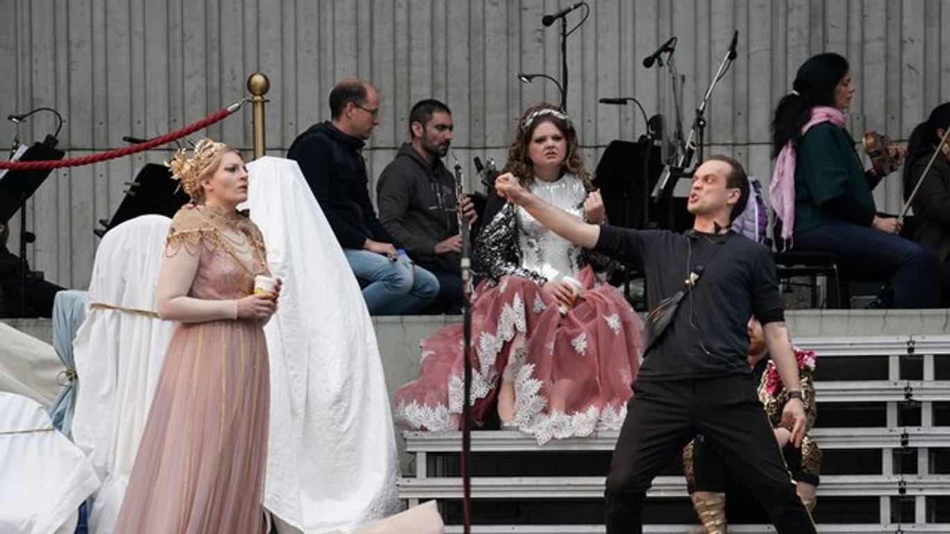 "Das Rheingold" hat auf dem Parkdeck der Deutschen Oper Berlin stattgefunden.