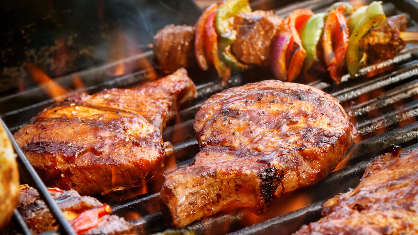 Grillen: Einige Lebensmittel können durch das Grillen zur Gefahr für die Gesundheit werden. (Symbolbild)