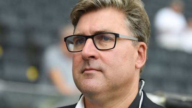 Eintracht Frankfurts Vorstandsmitglied Axel Hellmann hat die Finanzpolitik beim Bundesliga-Konkurrenten RB Leipzig scharf kritisiert. Eintracht Frankfurts Vorstandsmitglied Axel Hellmann hat die Finanzpolitik beim Bundesliga-Konkurrenten RB Leipzig scharf kritisiert.
