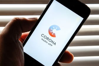Die Corona-App auf einem Smartphone: Das Programm soll bald erscheinen.