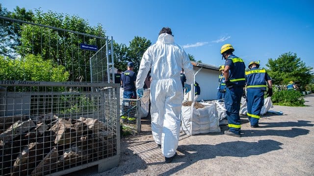 Mitarbeiter vom Technischen Hilfswerk (THW) tragen vor dem Abriss der Gartenlaube des Verdächtigen im Missbrauchsfall von Münster einen steinumrandeten Erdhügel ab. Mitarbeiter vom Technischen Hilfswerk (THW) tragen vor dem Abriss der Gartenlaube des Verdächtigen im Missbrauchsfall von Münster einen steinumrandeten Erdhügel ab.