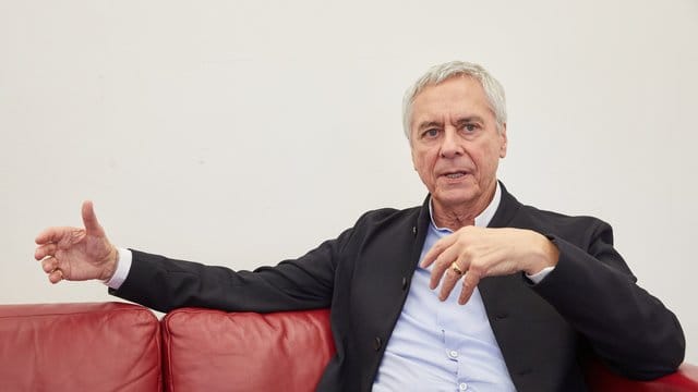 John Neumeier lobt das Krisenmanagement der Kanzlerin in der Corona-Pandemie.