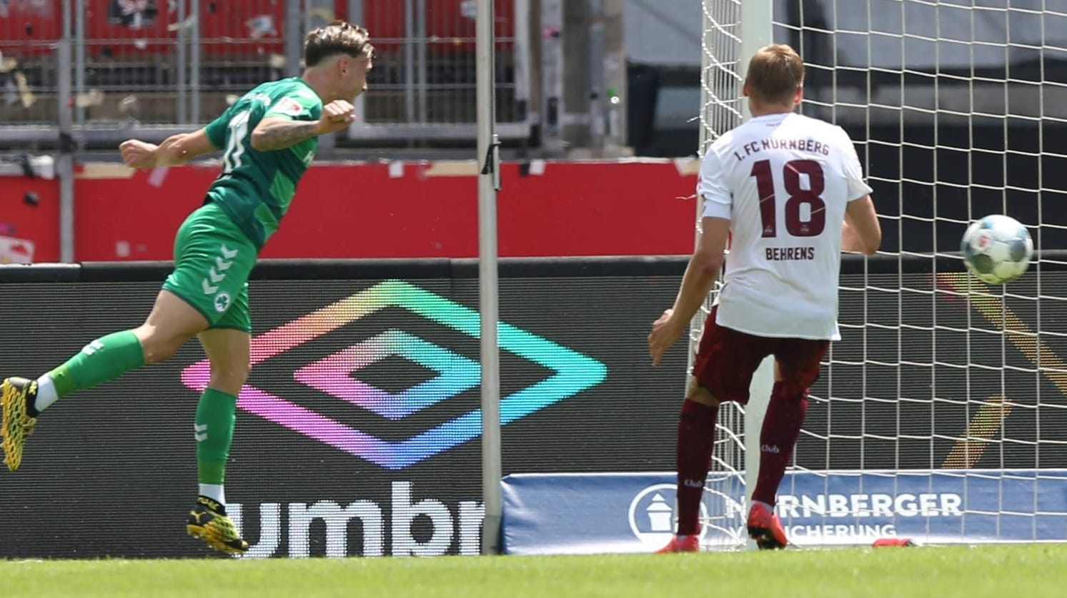 David Raum (l.) köpft für Greuther Fürth ein, Hanno Behrens kann nur zuschauen.