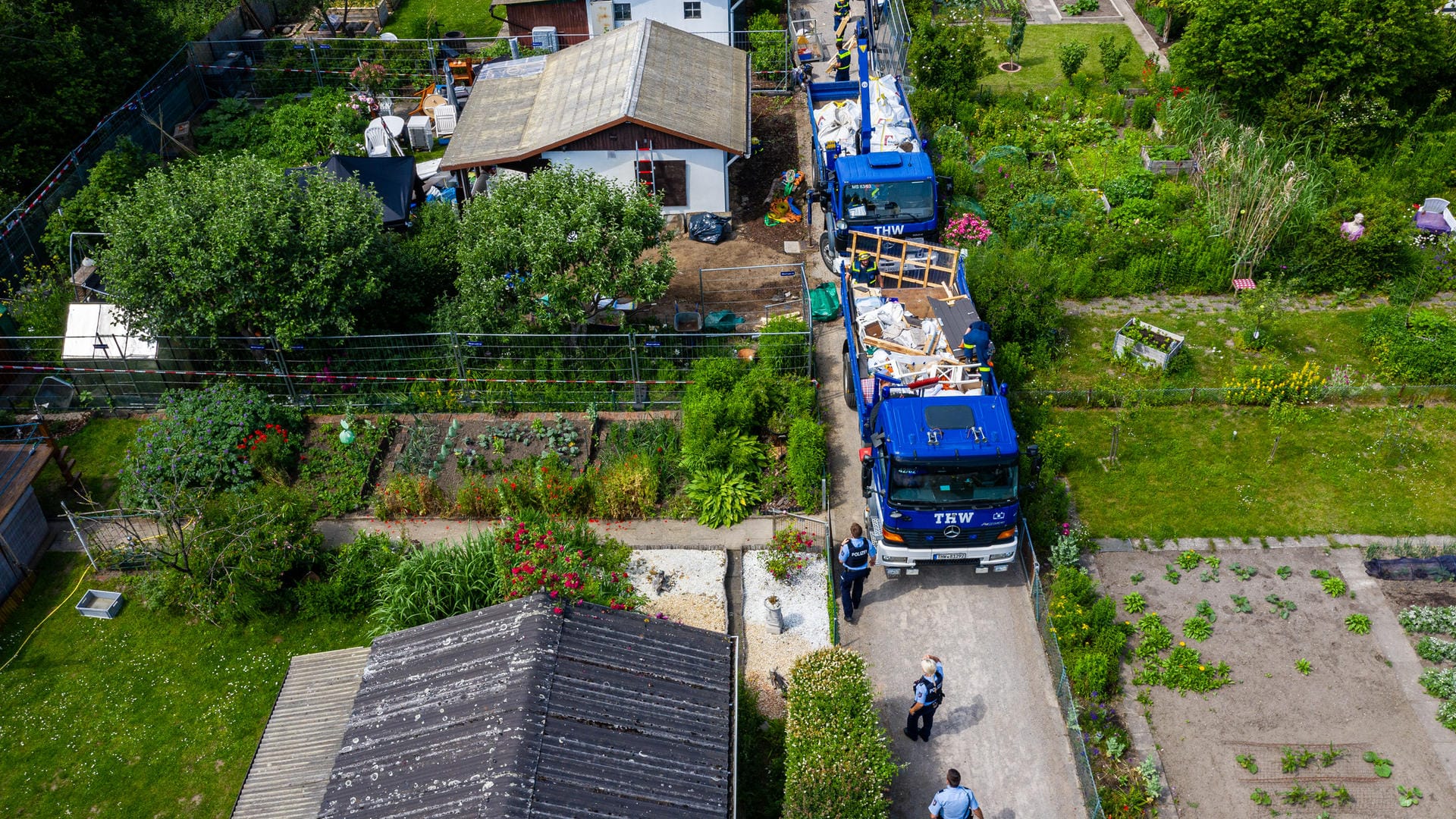 Einsatz in Münster: Ein Drohnenbild zeigt den Abriss der Gartenlaube des Verdächtigen im Missbrauchsfall.