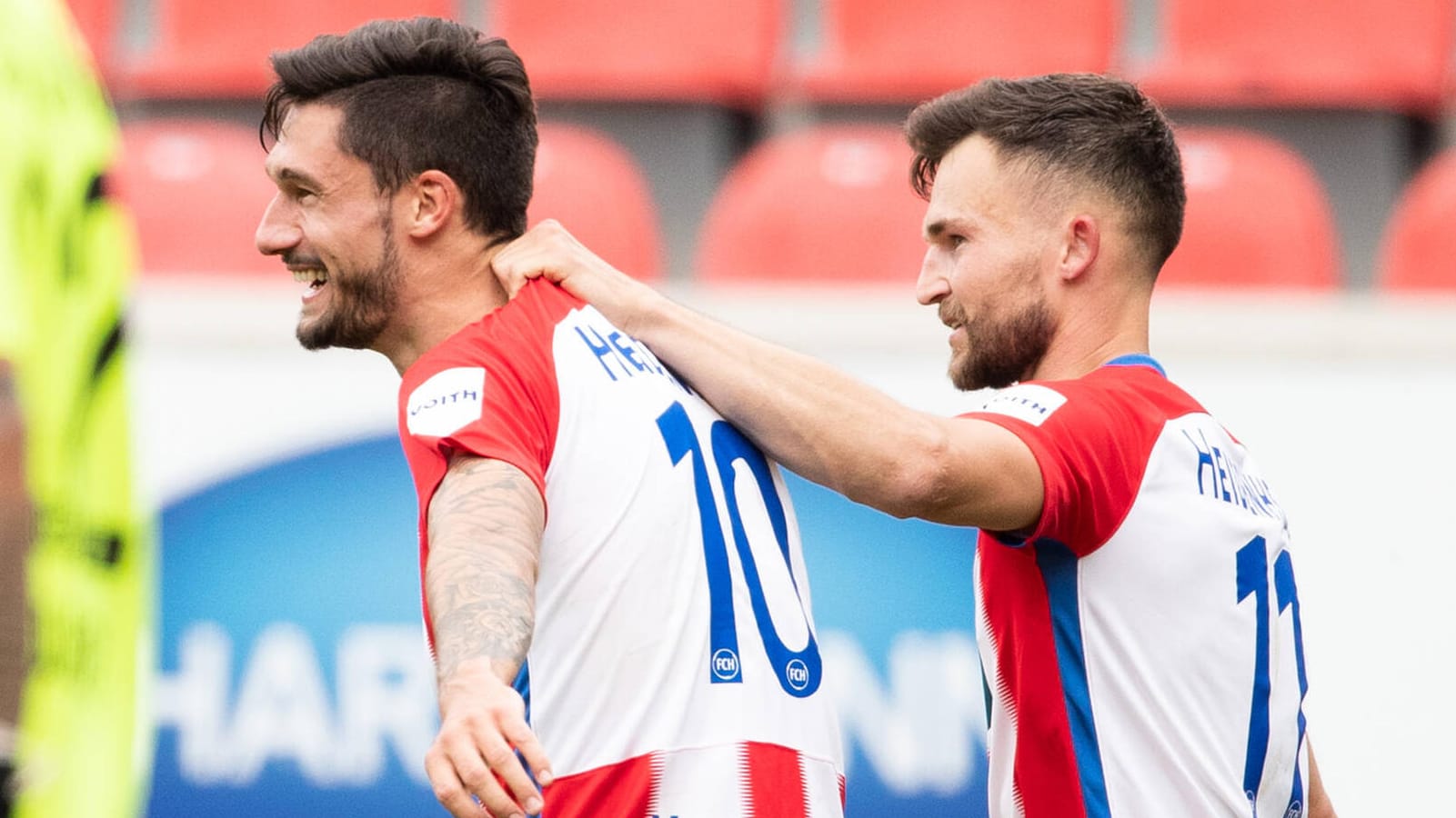 Tim Kleindienst (l.) war mit zwei Toren bester Torschütze für Heidenheim.