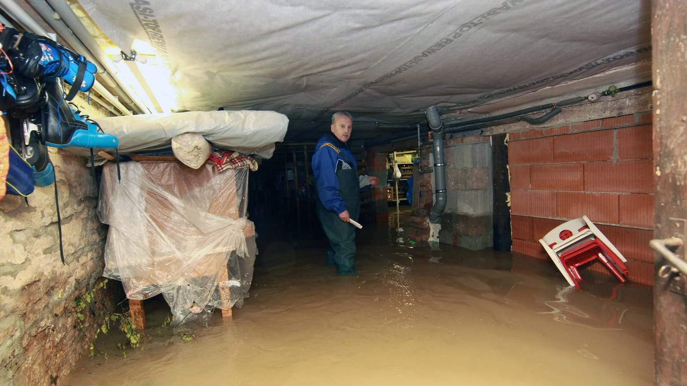 Unwetterschäden: Steht der Keller unter Wasser, sollten Hausbesitzer umgehend den Strom ausschalten. (Symbolfoto)