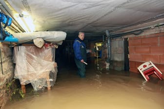 Unwetterschäden: Steht der Keller unter Wasser, sollten Hausbesitzer umgehend den Strom ausschalten. (Symbolfoto)