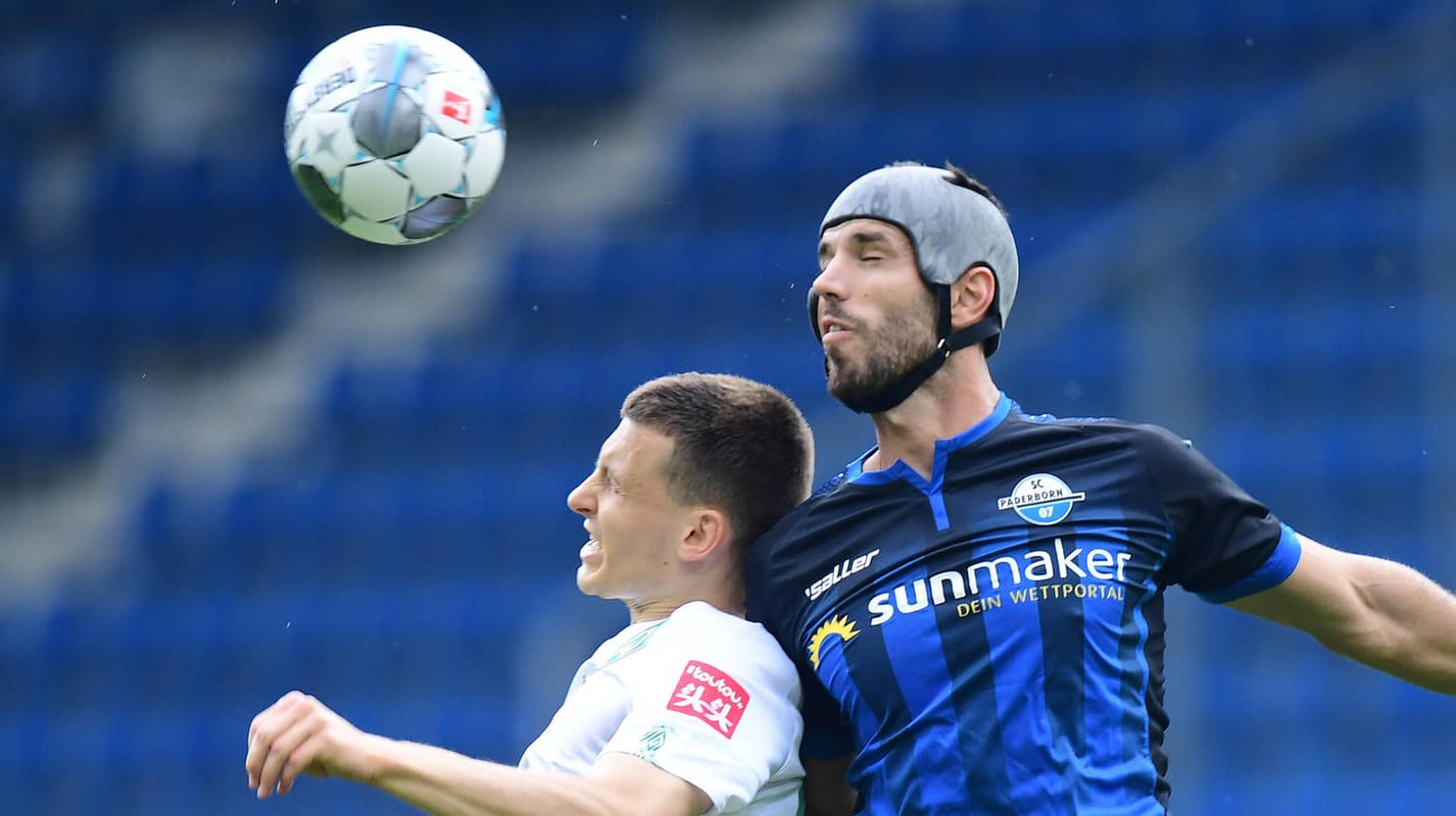 Klaus Gjasula (r.) im Duell mit Maximilian Eggestein: Der Paderborner Mittelfeldspieler hat einen Bundesliga-Rekord geknackt.