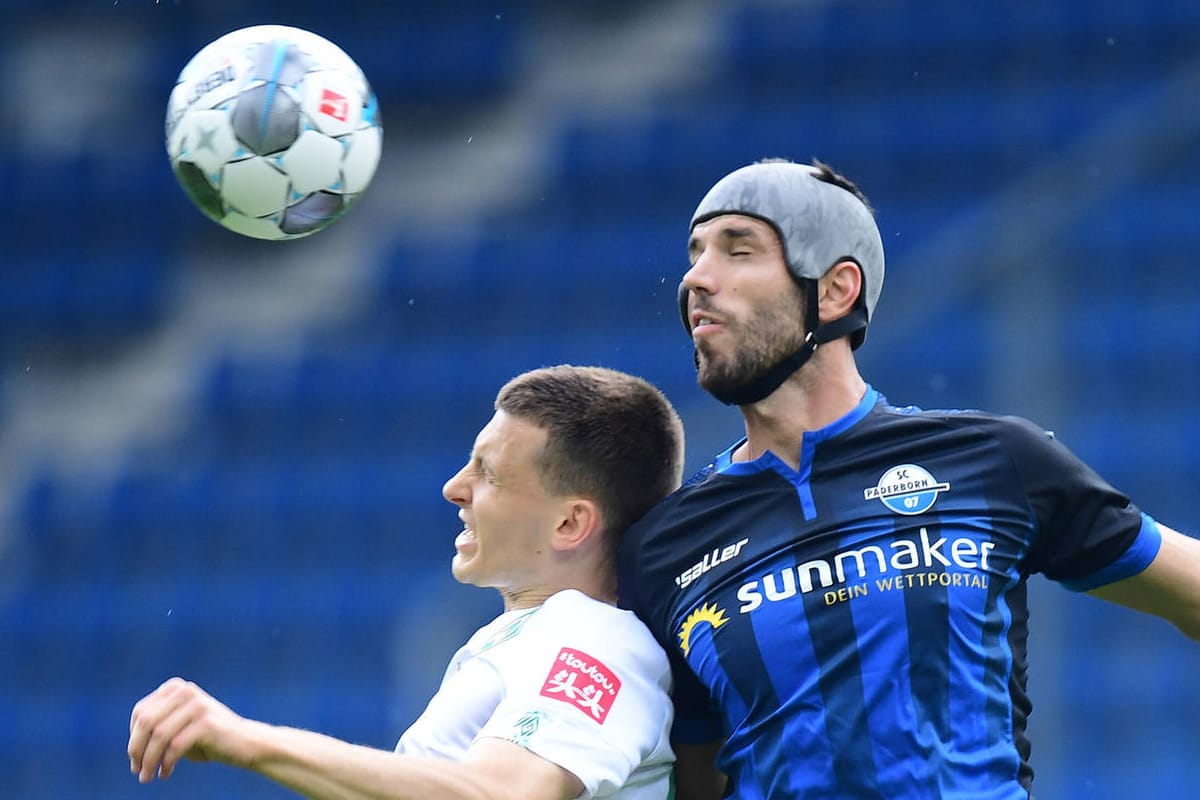 Klaus Gjasula (r.) im Duell mit Maximilian Eggestein: Der Paderborner Mittelfeldspieler hat einen Bundesliga-Rekord geknackt.