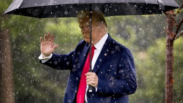 Donald Trump hat auf Kritik reagiert - eine Wahlkampfveranstaltung wird um einen Tag verschoben. Donald Trump hat auf Kritik reagiert - eine Wahlkampfveranstaltung wird um einen Tag verschoben.