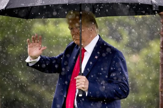 Donald Trump hat auf Kritik reagiert - eine Wahlkampfveranstaltung wird um einen Tag verschoben.
