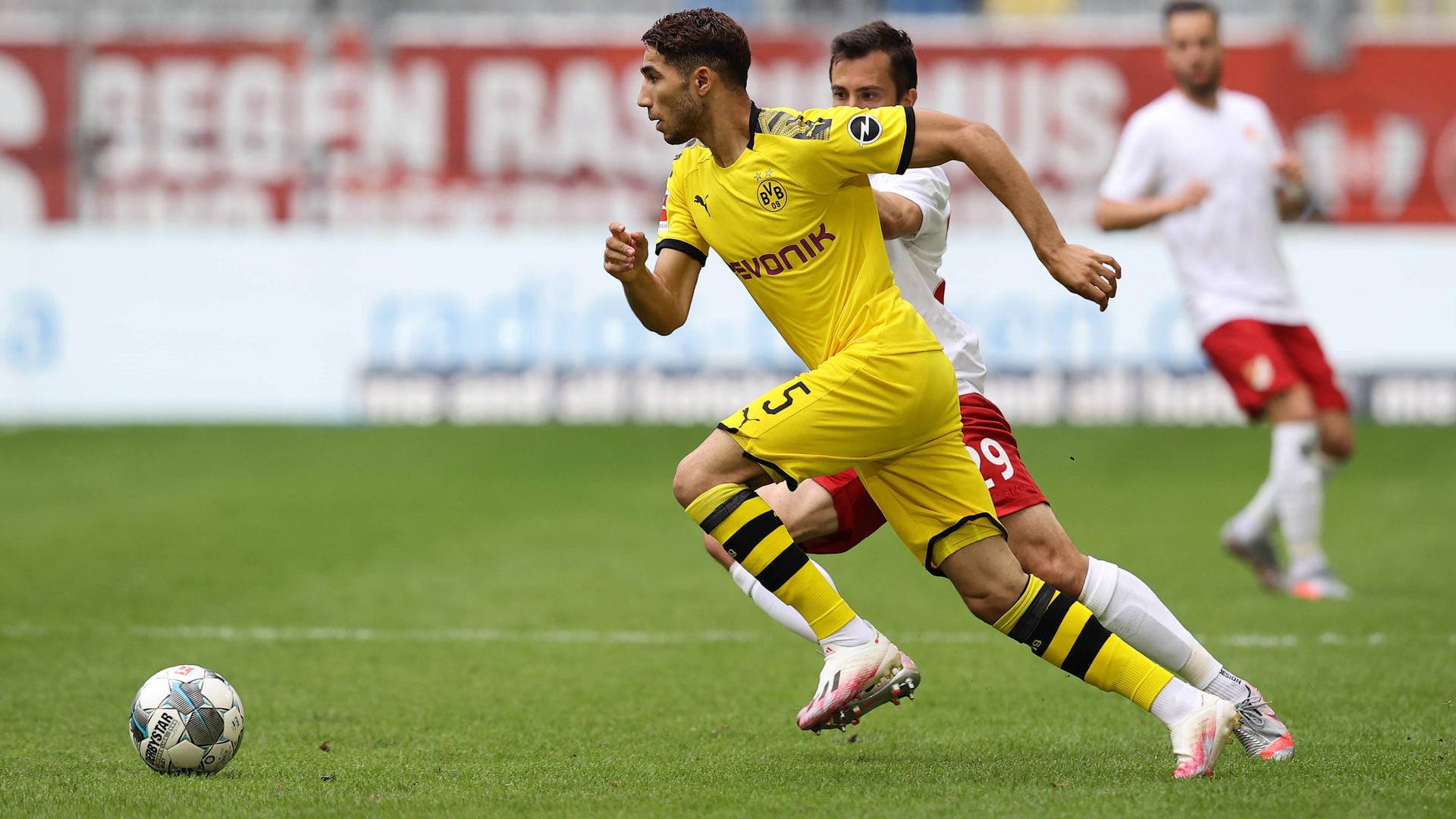 Achraf Hakimi (vorne) im Duell mit Markus Suttner: Der BVB-Verteidiger hatte die Führung auf dem Fuß.