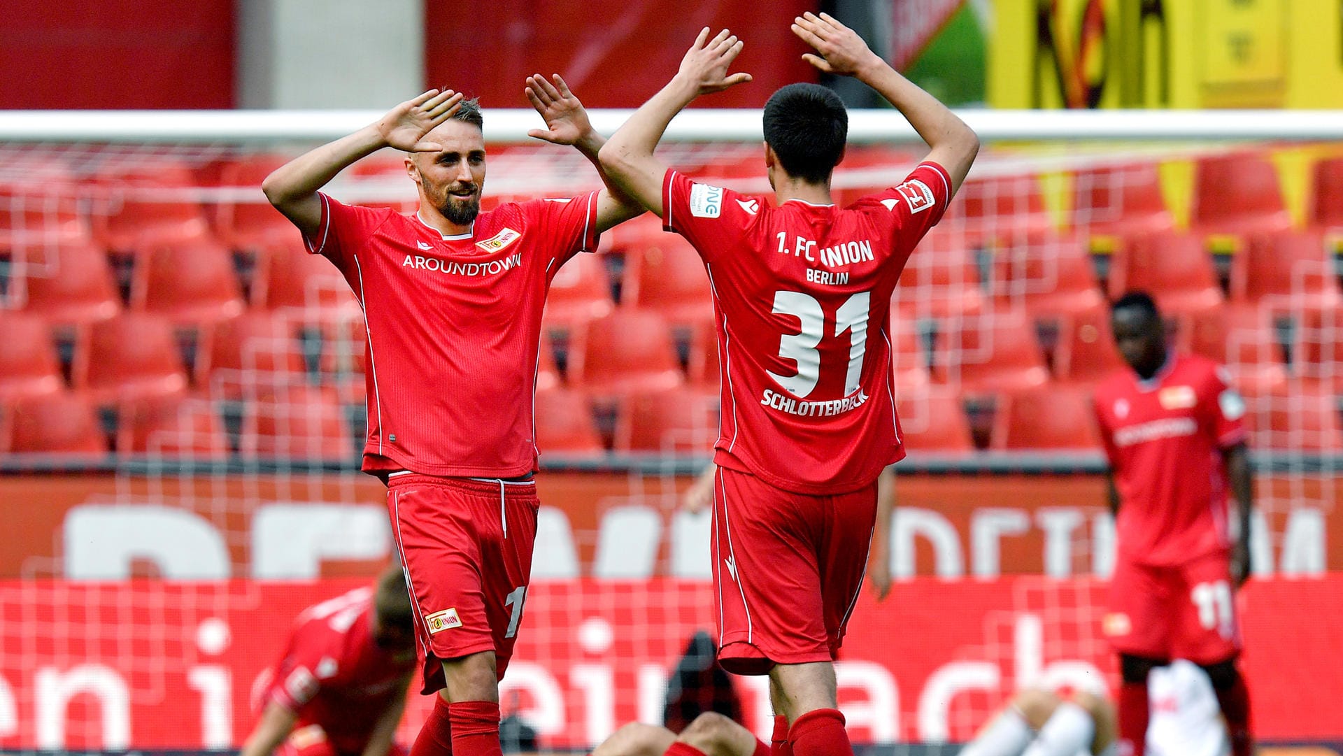 Florian Hübner (li.) und Kevin Schlotterbeck jubeln: Die Köpenicker siegten beim 1. FC Köln mit 2:1.