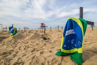 Protestaktion am berühmten Copacabana-Strand in Rio de Janeiro: Eine NGO hat Grabkreuze und brasilianische Flaggen aufgestellt.