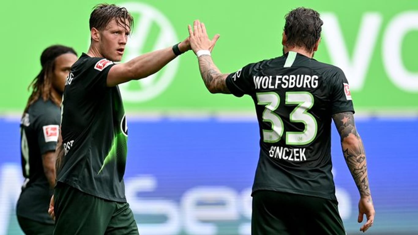 Durfte gegen Freiburg nur über die Treffer von Wout Weghorst (l) jubeln: Wolfsburgs Daniel Ginczek.