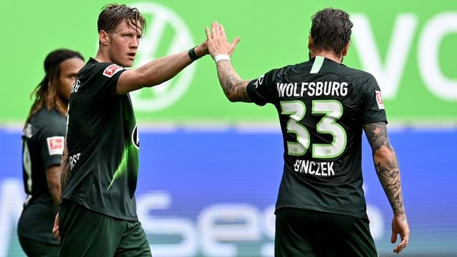 Durfte gegen Freiburg nur über die Treffer von Wout Weghorst (l) jubeln: Wolfsburgs Daniel Ginczek. Durfte gegen Freiburg nur über die Treffer von Wout Weghorst (l) jubeln: Wolfsburgs Daniel Ginczek.
