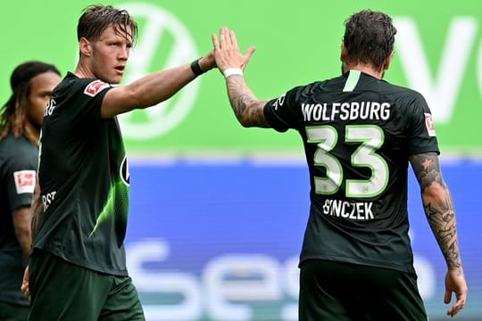 Durfte gegen Freiburg nur über die Treffer von Wout Weghorst (l) jubeln: Wolfsburgs Daniel Ginczek.