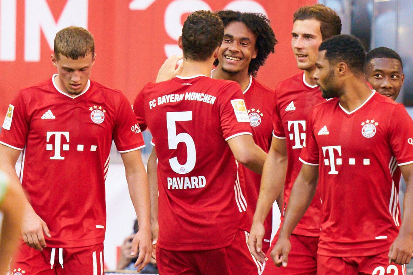 Jubel zum 1:0: Die Bayern-Stars gratulieren Joshua Zirkzee (3.v.l) zu seinem Führungstreffer.