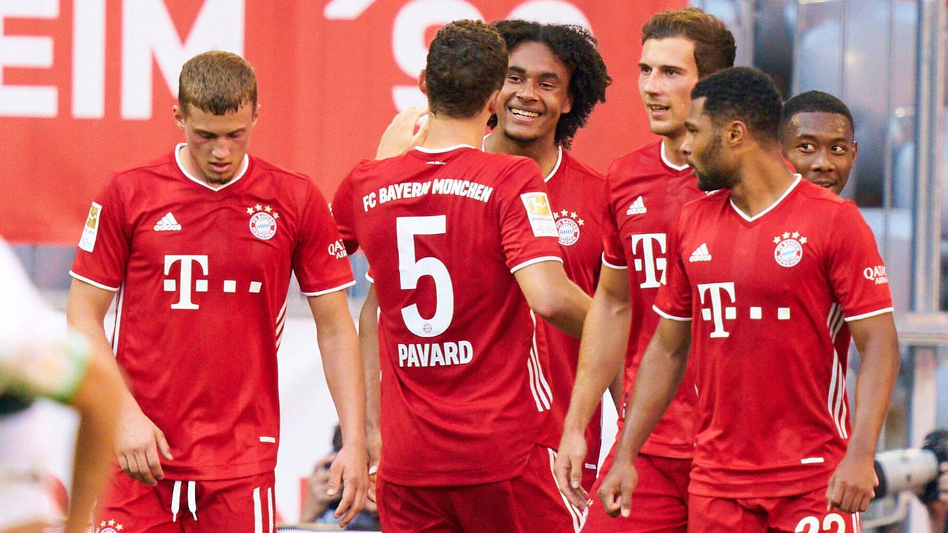 Jubel zum 1:0: Die Bayern-Stars gratulieren Joshua Zirkzee (3.v.l) zu seinem Führungstreffer.