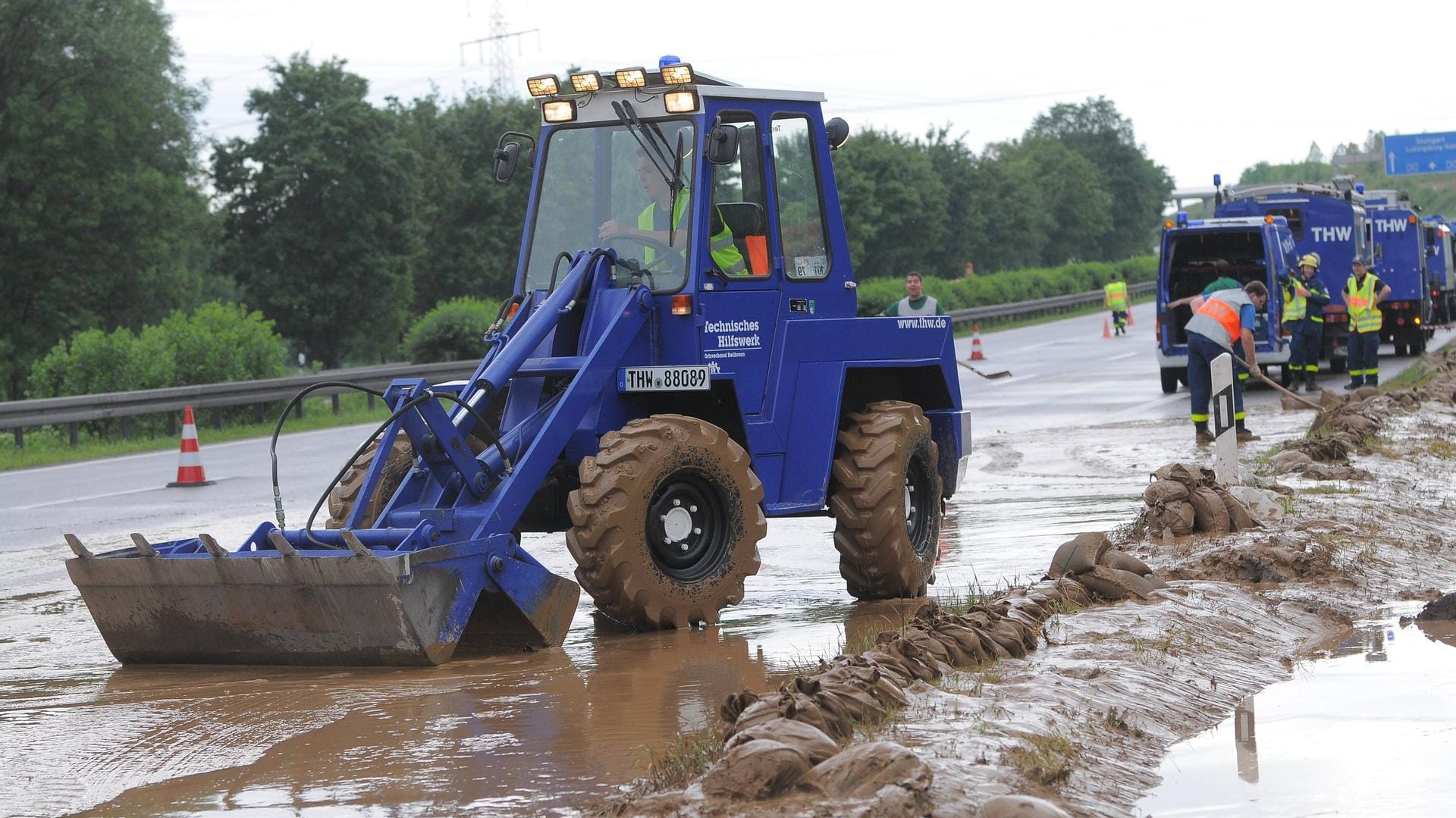 Auf der Autobahn 7: Gewitter und starke Regenfälle haben am Samstag für schwere Verkehrsbehinderungen gesorgt (Symbolbild).