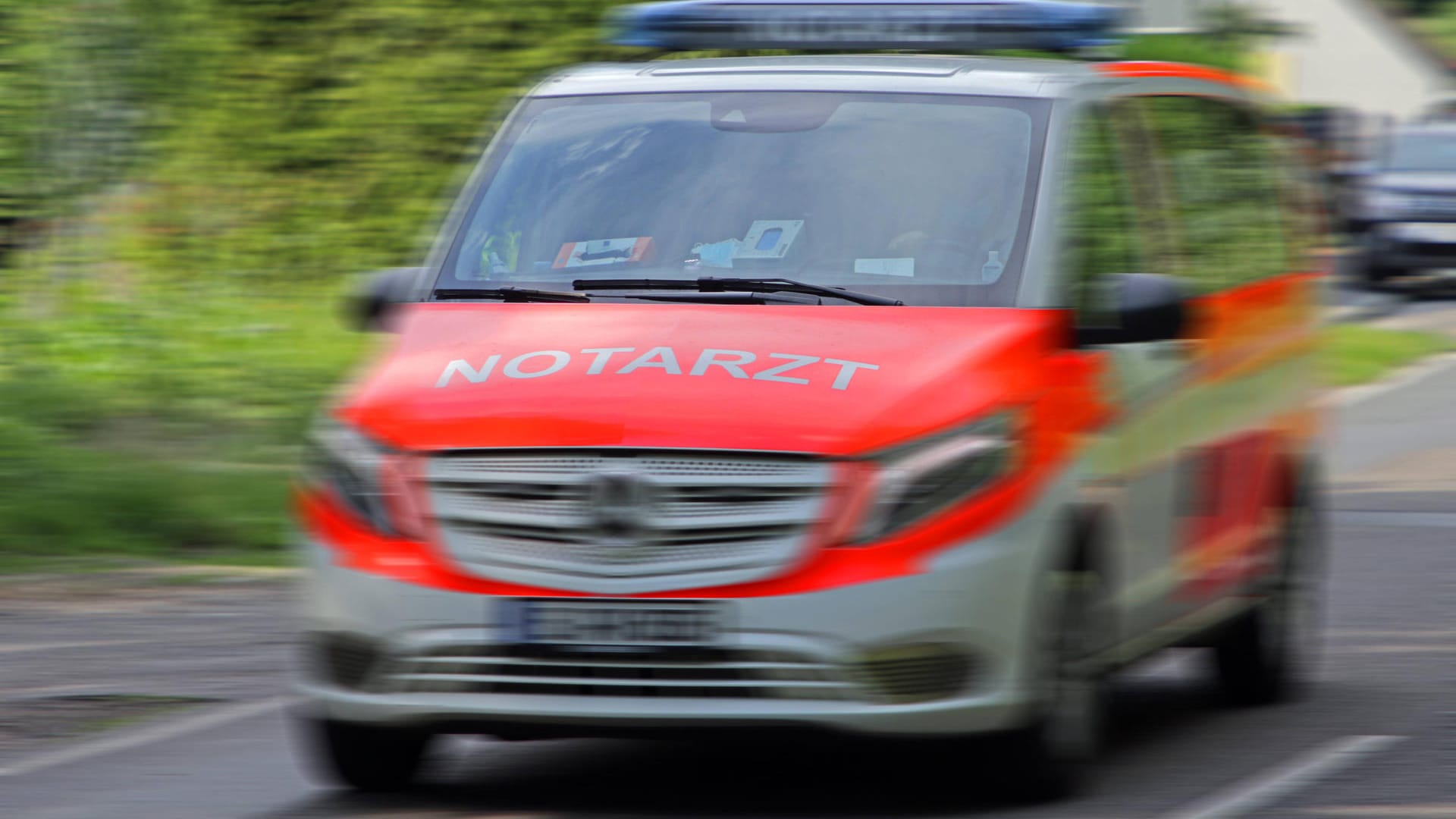 Rettungsdienst in der Stadt. Rettungsdienst mit Notfallsanitätern und einem Notarzt der Feuerwehr Essen im Einsatz. Esse