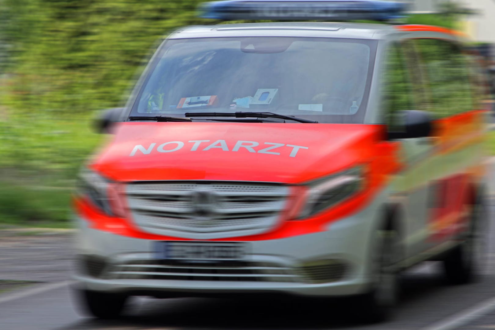 Rettungsdienst in der Stadt. Rettungsdienst mit Notfallsanitätern und einem Notarzt der Feuerwehr Essen im Einsatz. Esse