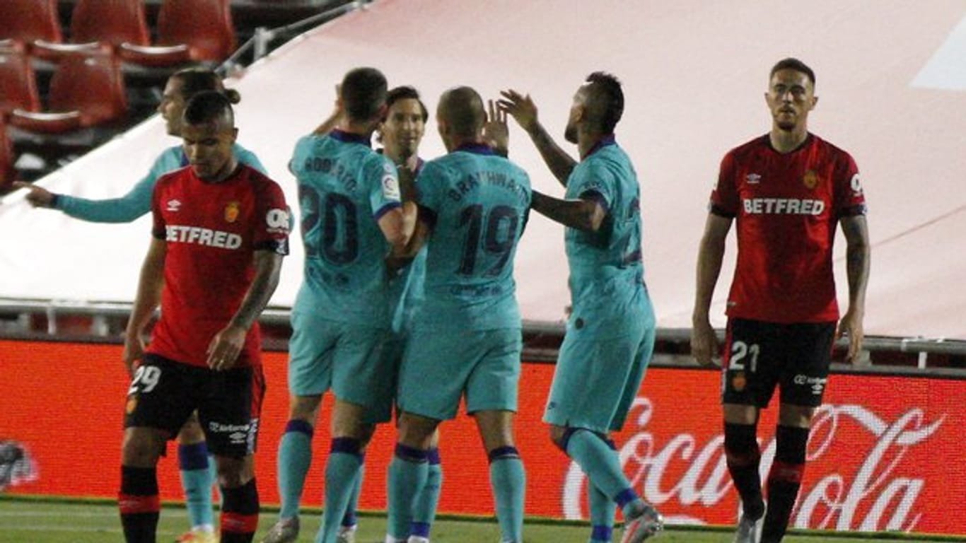 Die Spieler des FC Barcelona jubeln über den Treffer zum 2:0.
