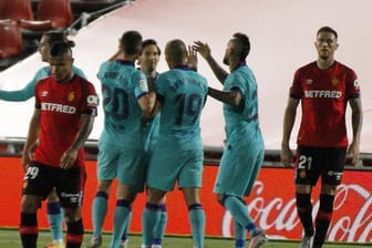Die Spieler des FC Barcelona jubeln über den Treffer zum 2:0.
