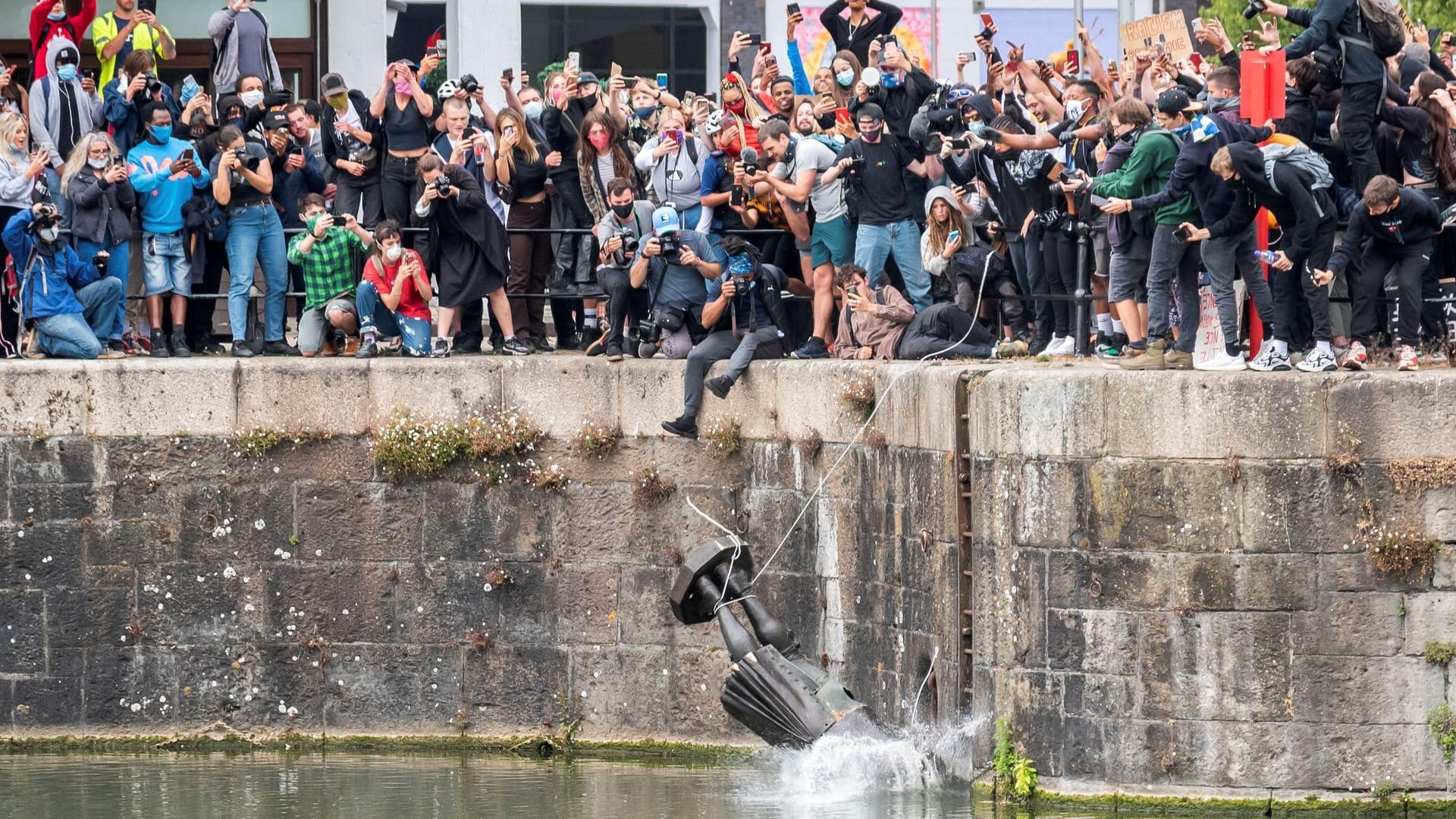 Bristol: Demonstranten schmeißen eine Statue von Edward Colston, eines britischen Sklavenhändlers aus dem 17. Jahrhundert, in ein Hafenbecken.