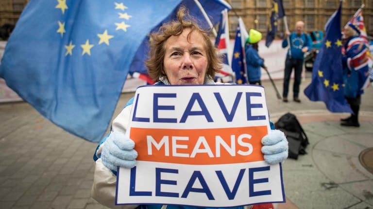 Demonstration von Brexit-Befürwortern und -Gegnern vor dem britischen Parlament im Dezember 2018: Der britische EU-Austritt spaltet noch immer die Gesellschaft des Königreiches.