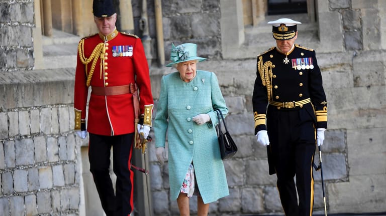 Königin Elisabeth II. sitzt bei einer Zeremonie anlässlich ihres Geburtstages im Schloss Windsor. Alljährlich findet zu ihren Ehren die Militärparade Trooping the Colour in der Nähe des Buckingham-Palastes am zweiten Samstag im Juni statt. Diese wurde in diesem Jahr wegen der Corona-Pandemie abgesagt.