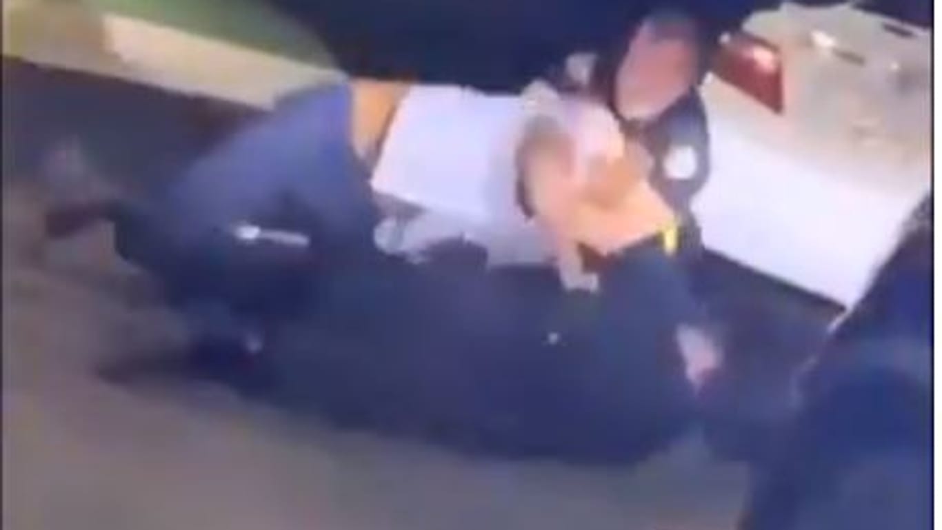Das Video soll die Tat zeigen: Zwei Beamte ringen mit einem Schwarzen. Wenige Sekunden später fallen Schüsse.