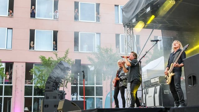 Die Fans am Fenster und die Band im Garten: Karat rocken in Chemnitz.