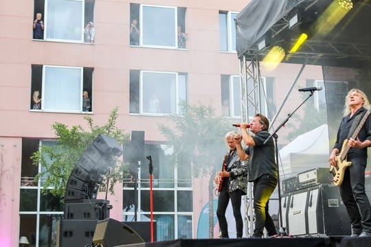 Die Fans am Fenster und die Band im Garten: Karat rocken in Chemnitz.