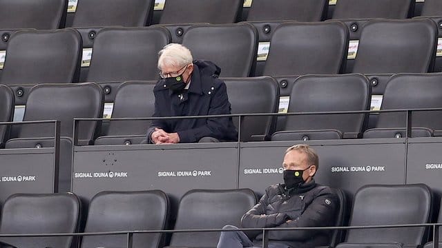 BVB-Präsident Reinhard Rauball (oben) und Geschäftsführer Hans-Joachim Watzke schauten sich das Spiel in Dortmund von der Tribüne aus an. BVB-Präsident Reinhard Rauball (oben) und Geschäftsführer Hans-Joachim Watzke schauten sich das Spiel in Dortmund von der Tribüne aus an.