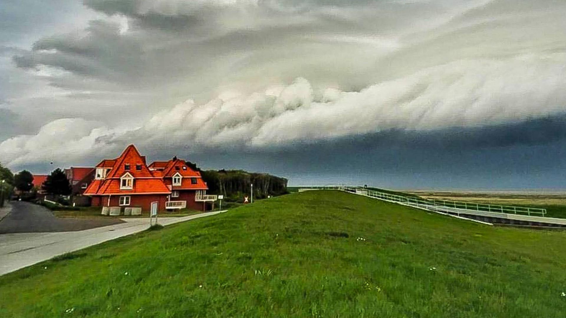 Gewitterfront zieht an der Nordsee auf: Dort wird es heute und morgen noch einmal ungemütlich. (Symbolbild) Gewitterfront zieht an der Nordsee auf: Dort wird es heute und morgen noch einmal ungemütlich. (Symbolbild)