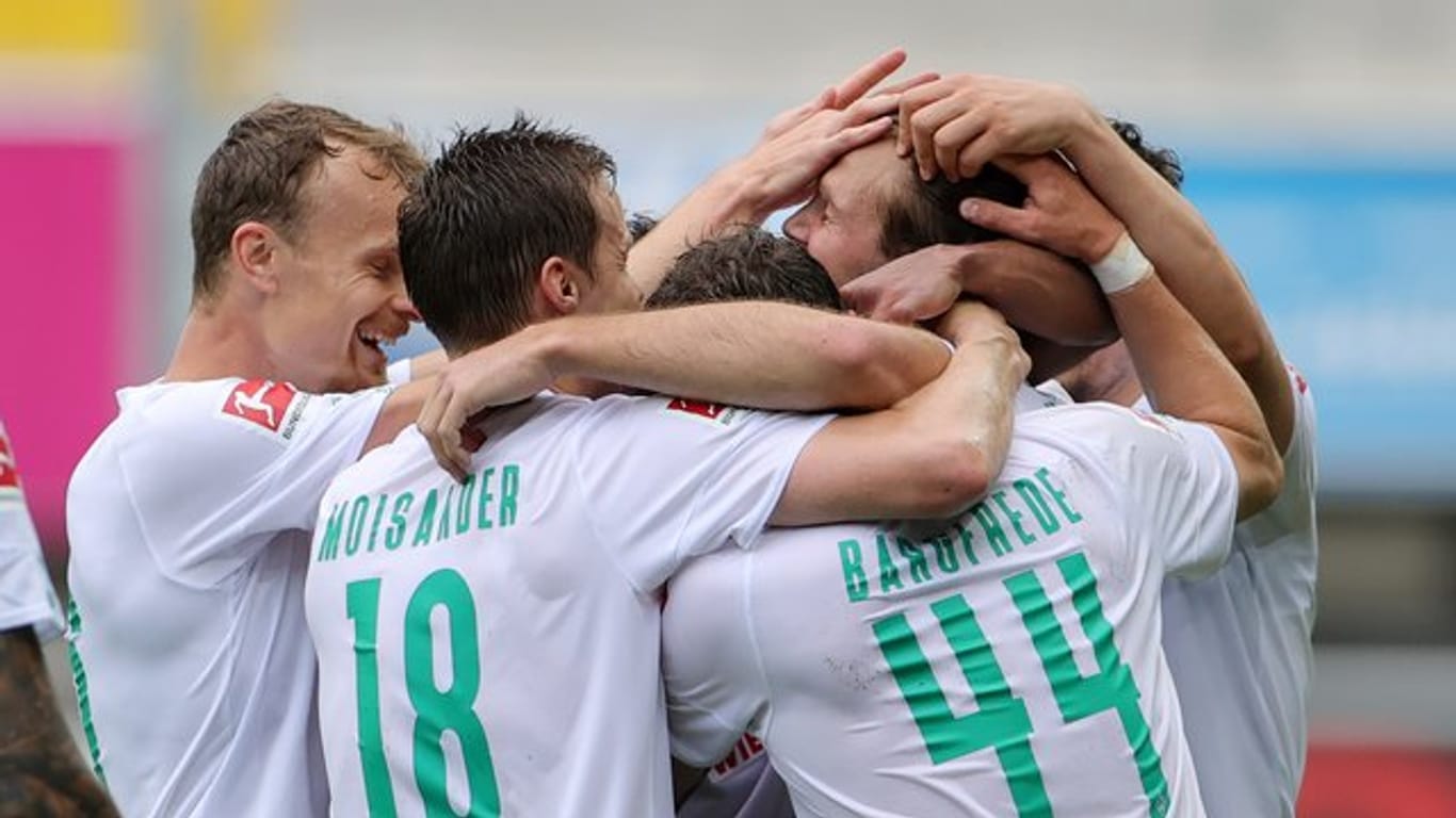 Die Bremer Spieler feiern den 5:1-Sieg in Paderborn.