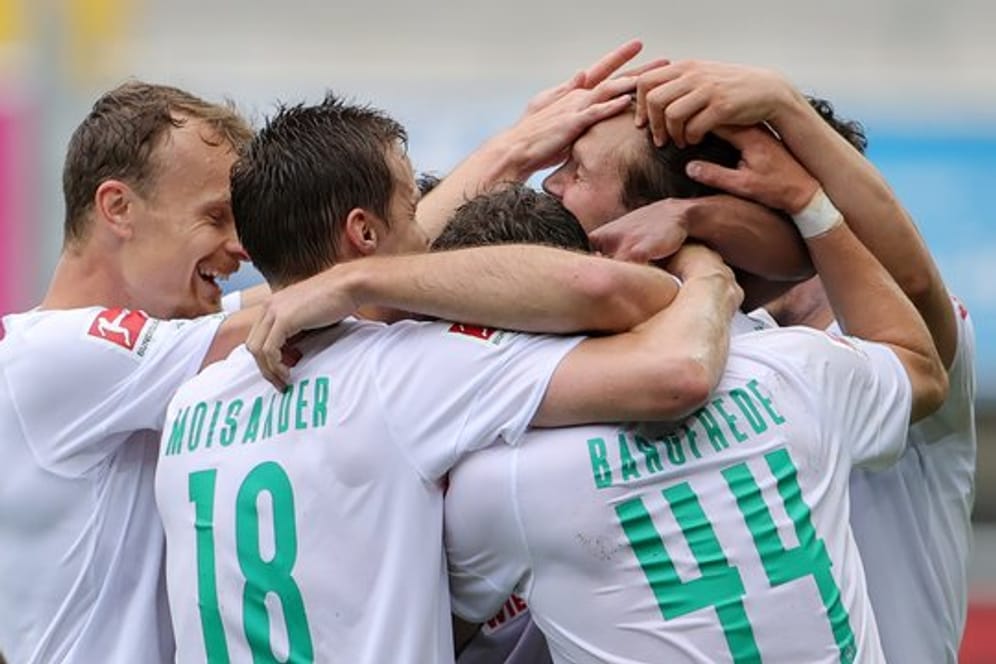 Die Bremer Spieler feiern den 5:1-Sieg in Paderborn.