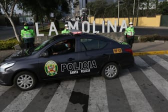 Polizisten in Lima: Dorfbewohner haben mehrere Techniker festgehalten, aus Angst vor dem Ausbruch des Coronavirus durch 5G-Technologie.