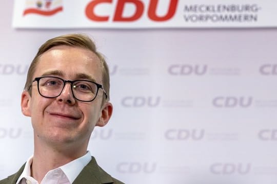 Der Bundestagsabgeordnete Philipp Amthor (CDU) beantwortet bei einer Pressekonferenz die Fragen von Journalisten.