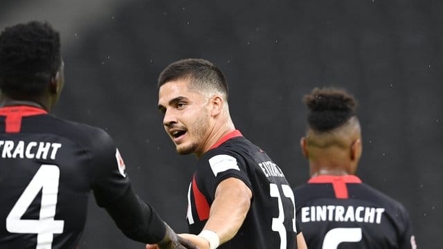 Keiner traf nach der Corona-Pause öfter: Frankfurts André Silva (M). Keiner traf nach der Corona-Pause öfter: Frankfurts André Silva (M).