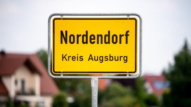 Eltern haben in einem Haus in Nordendorf ihren 16-jährigen Sohn und dessen 15-jährigen Freund tot aufgefunden. Eltern haben in einem Haus in Nordendorf ihren 16-jährigen Sohn und dessen 15-jährigen Freund tot aufgefunden.