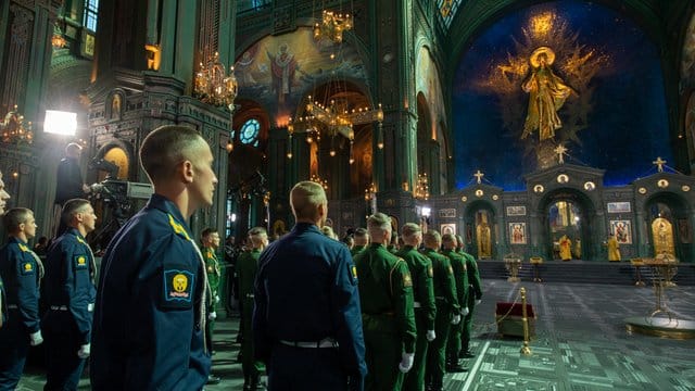 Mitglieder des Militärs nehmen an einer Zeremonie zur Einweihung der "Kirche des Sieges" teil. Mitglieder des Militärs nehmen an einer Zeremonie zur Einweihung der "Kirche des Sieges" teil.