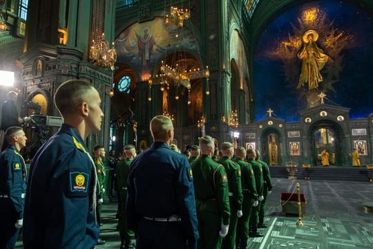 Mitglieder des Militärs nehmen an einer Zeremonie zur Einweihung der "Kirche des Sieges" teil.
