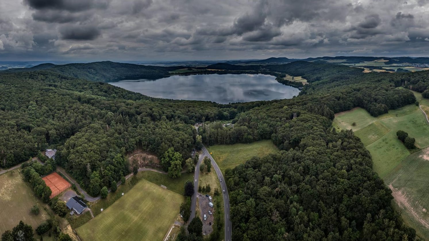 Lacher See: Dunkle Wolken ziehen über der Eifel auf. (Symbolbild)