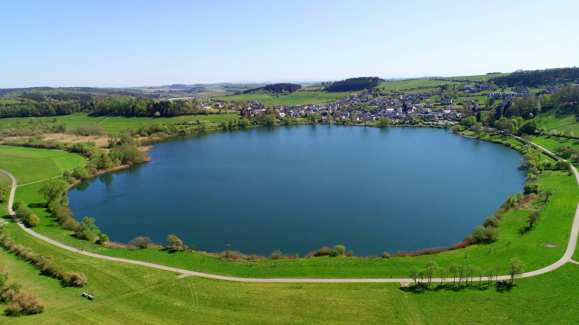 Maare sind das Markenzeichen der Vulkaneifel: Das Schalkenmehrener Maar ist etwa 21 Meter tief und hat einen Durchmesser von etwa 500 Meter.