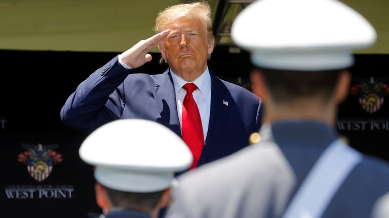 Abschlussveranstaltung einer US-Militärakademie: Nach der Zeremonie verlässt Donald Trump die Bühne im gebückten Gang.